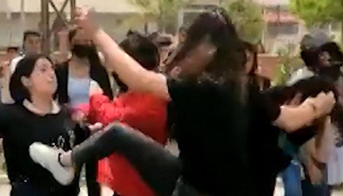 Akılalmaz görüntüler! Liseli kızlar acımasızca tekme tokat kavga etti