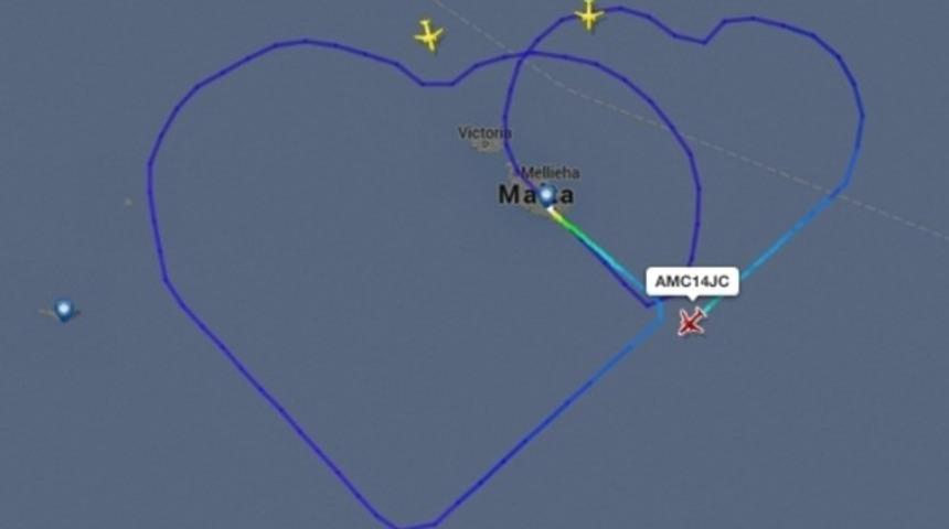 Yeni evli pilot aşkını gökyüzüne yazdı