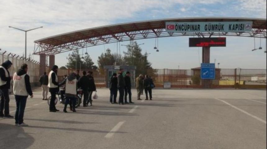 Halep ve Azez'den kaçan binlerce Suriyeli, sınırda bekletiliyor