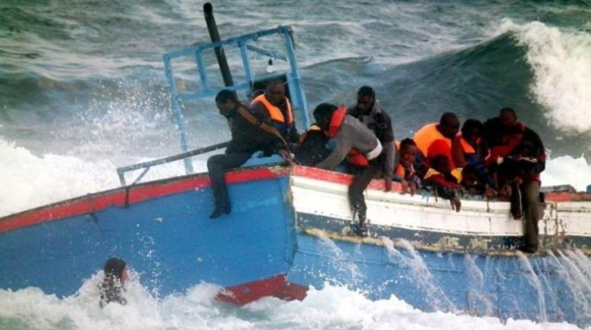 400 göçmeni taşıyan tekneler alabora oldu