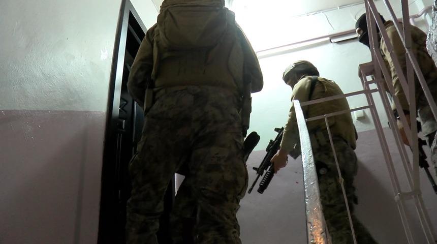 İstanbul'da uyuşturucu satıcılarına şafak baskını! &Ccedil;ok sayıda g&ouml;zaltı