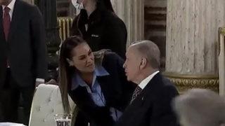 Hülya Avşar, Cumhurbaşkanı Erdoğan'ın iftar davetindeki anları anlattı! Gizli gizli yapıyordum...