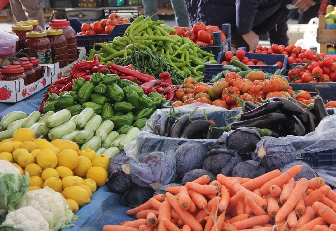 Meyve ve sebze fiyatları i&ccedil;in sevindirici haberi b&ouml;yle duyurdu: '5 ila 10 lira daha d&uuml;şecek'