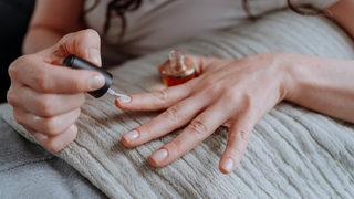 Tırnak kırılmasından bunalanlara tırnak kırılmasını önlemek için koruyucu ve destekleyici ürünler