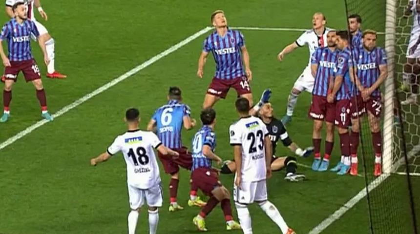 Trabzonspor-Beşiktaş maçında kural hatası var mı? Karar veriliyor! 47. dakikadan itibaren...