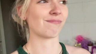 Cinsel ilişki oyuncağını alnına yapıştırdı! Şaka yapmak isterken sonu kötü bitti