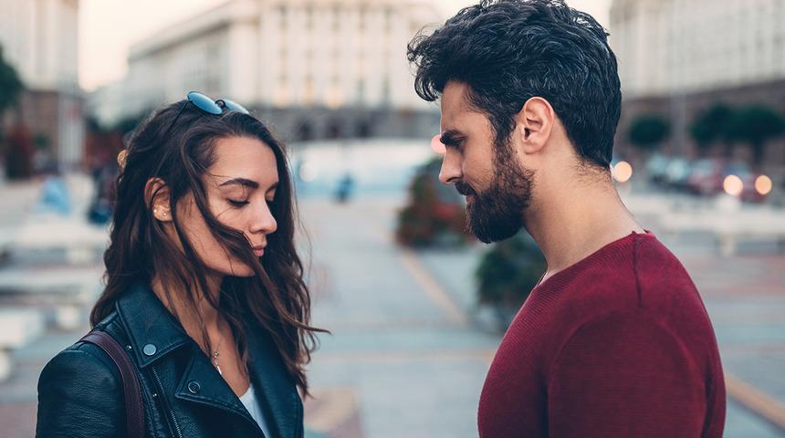 Eski sevgilinizin sizi unutamadığını gösteren davranışlar 