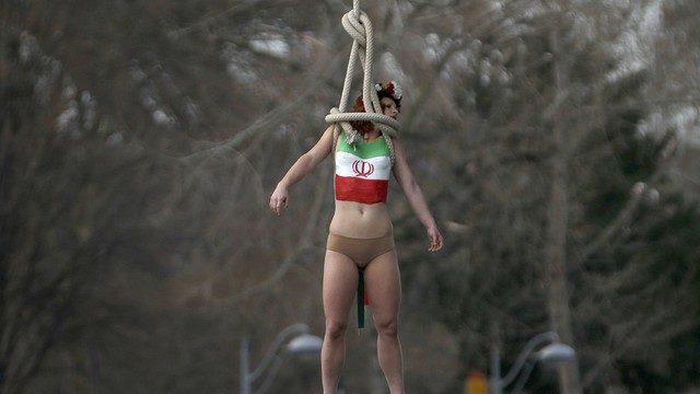 Ruhani'nin ziyaretinde FEMEN protestosu