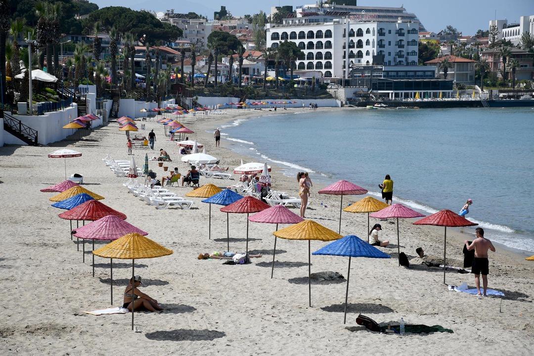 Kuşadası&rsquo;nda bayram &ouml;ncesi doluluk y&uuml;zde 80&rsquo;e ulaştı! Turistlere uyarı geldi: Yer kalmayabilir 