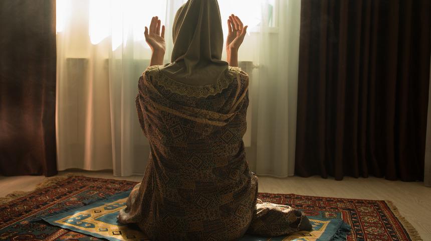 Tesbih namazı nasıl kılınır? Tesbih namazı kaç rekattır? Tesbih namazında hangi sureler okunur?