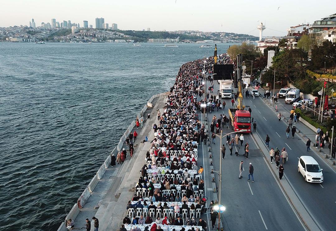 İstanbul'da 80 bin kişilik iftar! Uzunluğu 2 kilometreyi buldu