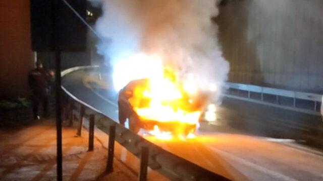 Korkunç görüntü! İçerisinde bebeklerin de bulunduğu araç alev aldı: Son anda...