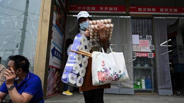 Pekin halkı karantina korkusuyla marketlerden yemek stoklamaya başladı.