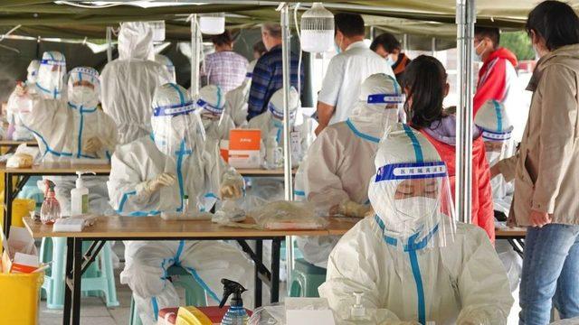 Chandong eyaletinde toplu testler üzerinde çalışan sağlık uzmanları