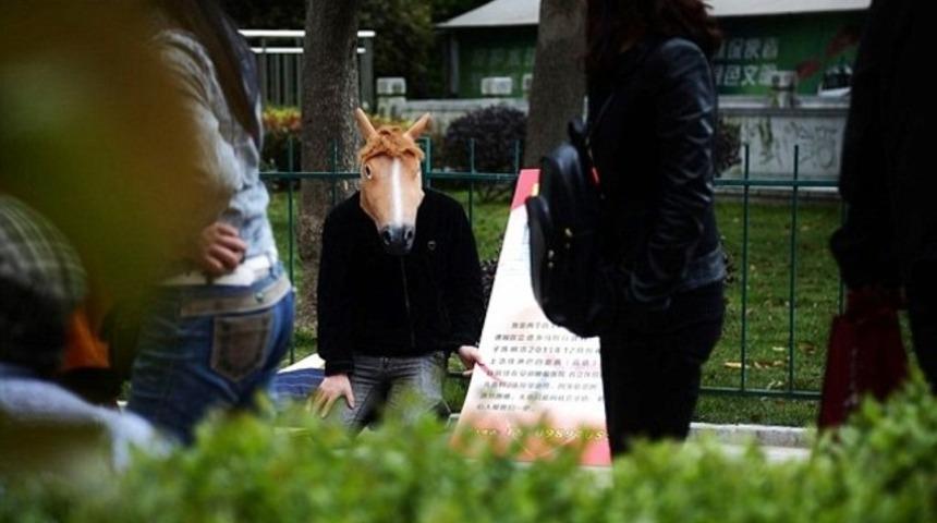 At maskesi takan adamın acı hikayesi