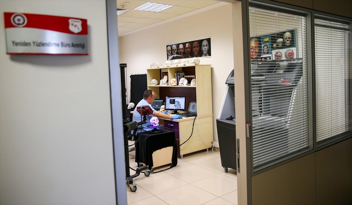 Yeniden y&uuml;zlendirme ve adli yaşlandırmayla olayların aydınlatılmasına katkı sağlıyorlar