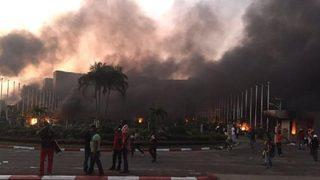 Gabon’da göstericiler parlamento binasını ateşe verdiler