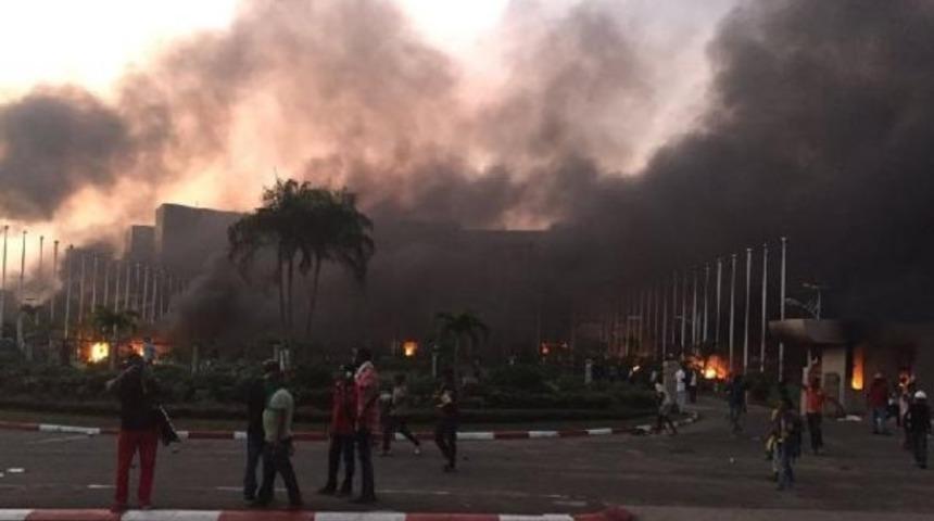 Gabon’da göstericiler parlamento binasını ateşe verdiler
