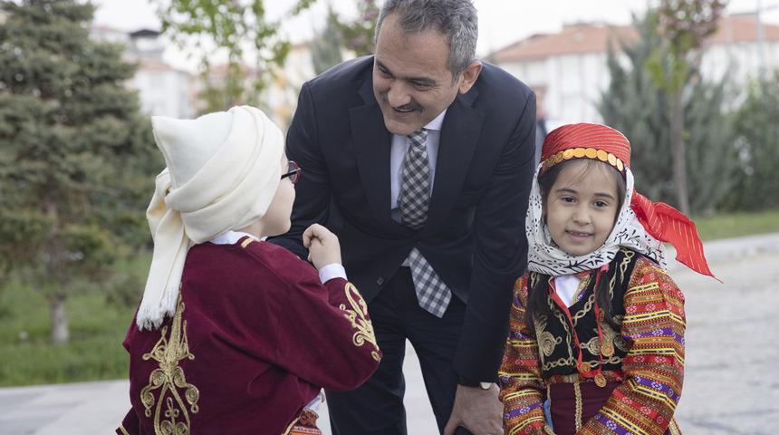 Maske zorunluluğunun kaldırılmasının ardından... Öğrencinin sözleri Bakan Özer'i gülümsetti