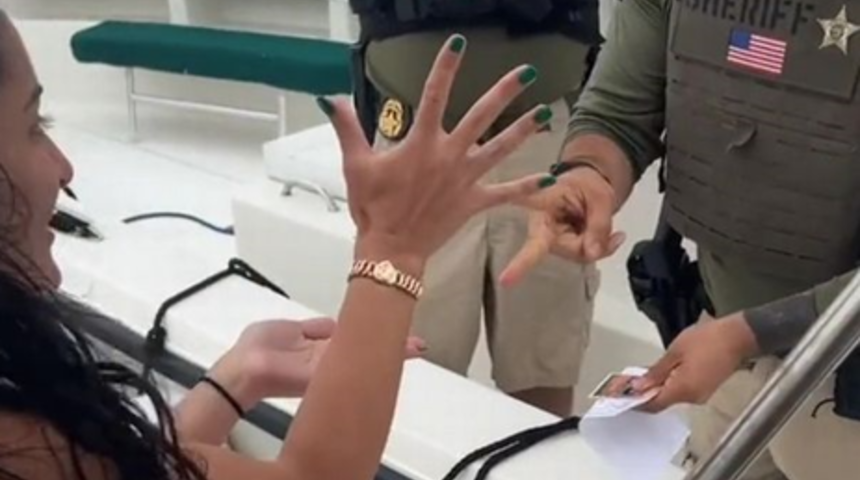 Sosyal medya bu görüntüleri konuşuyor! Tutuklanmaktan ‘taş-kağıt-makas’ oyunu sayesinde kurtuldular