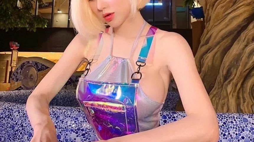 Güney Koreli ünlü DJ Hwang So-hee, kıyafetinden dolayı uçağa alınmayınca yarı çıplak seyahat etti