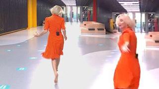 Esra Erol canlı yayından koşarak çıktı! Ayakkabılarını bir kenara attı