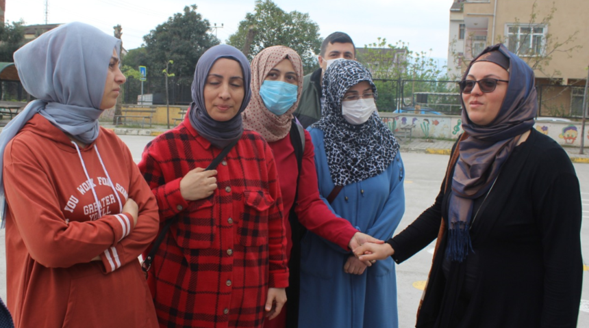 Bir tur kaydıraktan kaymama cezası vermişti! Kocaeli'de velilerden &ouml;ğretmene darp