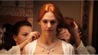 Muhteşem Yüzyıl'ın Hürrem Sultan'ının derin göğüs dekoltesi Instagram'ı sallamıştı! Meryem Üzerli fileli çorabıyla poz verdi
