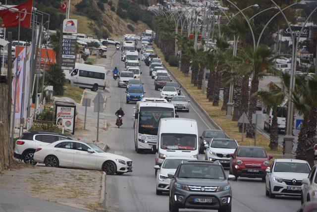 bodrumda-bayram-hareketliligi-basladi-trafikte-yogunluk-yasandi_5157_dhaphoto1