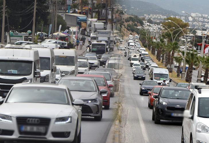 Tatilciler oraya akın etti! Uzun araç kuyrukları oluştu, oteller doldu