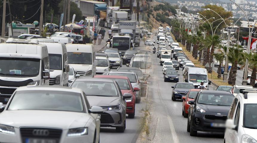 Tatilciler oraya akın etti! Uzun ara&ccedil; kuyrukları oluştu, oteller doldu