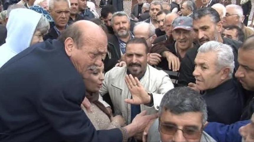 Ey&uuml;p Sultan'da "farklı" Kuranı Kerim dağıtımı