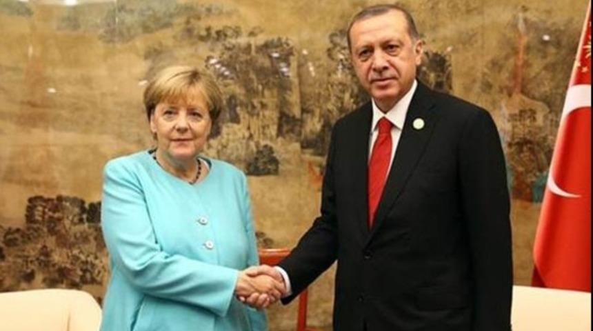 'Erdoğan, Merkel'e diz &ccedil;&ouml;kt&uuml;rd&uuml;'
