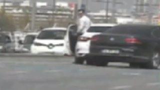 Yola düşen Türk bayrağını görünce hemen aracını durdurdu! Davranışı büyük takdir topladı