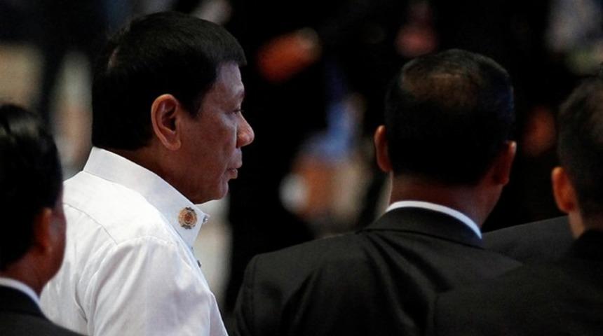 Obama'ya k&uuml;f&uuml;r eden Duterte'den geri adım