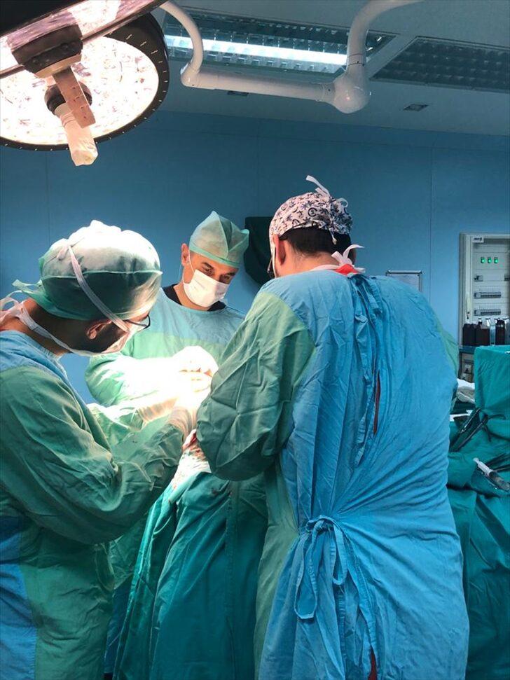 Kafatasının yüzde 83'ü parçalanan hasta, titanyum parçalarıyla eski görüntüsüne kavuştu G3