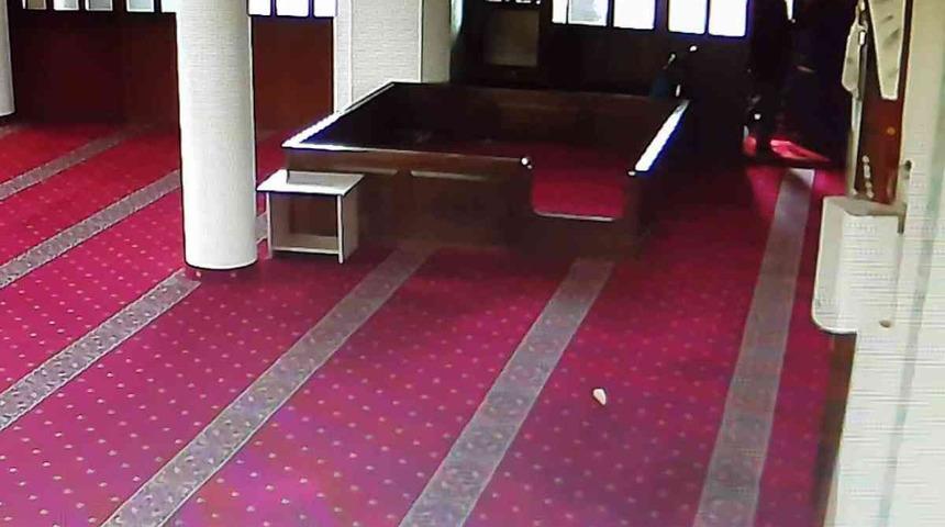 Camide 'pes' dedirten olay! Odaya girip...