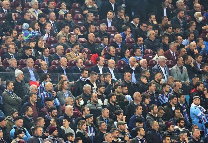 Trabzonspor-Antalyaspor maçında dikkat çeken kare! Bakan Soylu, Bakan Varank, Bakan Muş ve Bakan Karaismailoğlu maçı birlikte izledi... Yanlarında İYİ Partili isimler de vardı