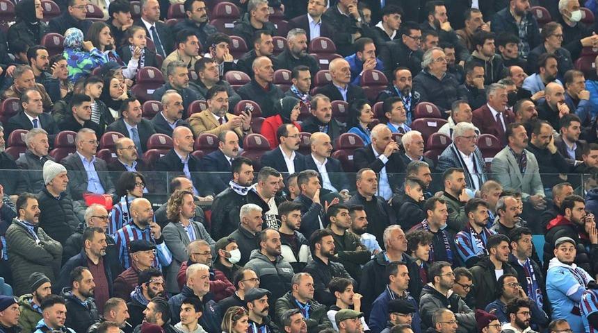 Trabzonspor-Antalyaspor maçında dikkat çeken kare! Bakan Soylu, Bakan Varank, Bakan Muş ve Bakan Karaismailoğlu maçı birlikte izledi... Yanlarında İYİ Partili isimler de vardı