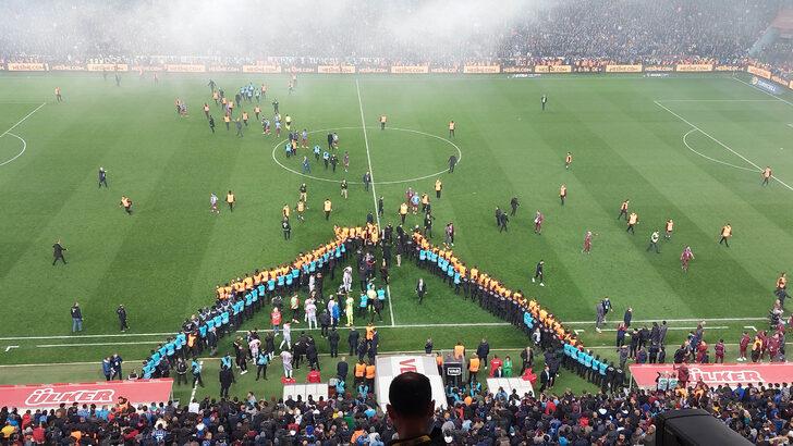 Son dakika: Trabzonspor taraftarı, maç bitmeden sahaya girdi! G1