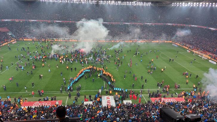 Son dakika: Trabzonspor taraftarı, maç bitmeden sahaya girdi! G2