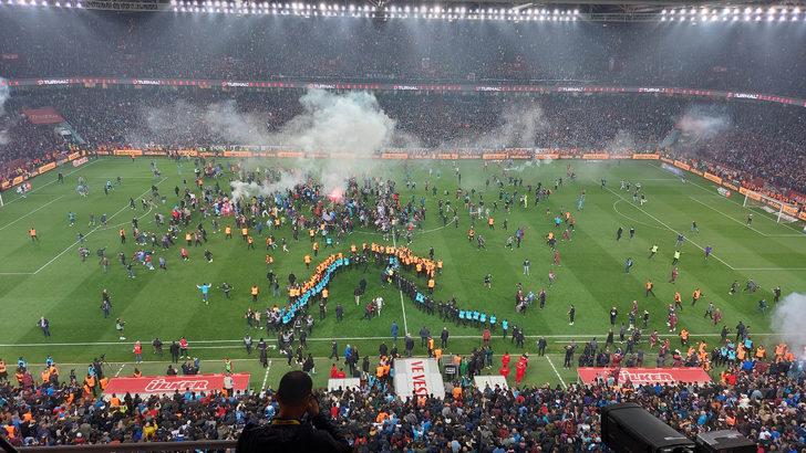 Son dakika: Trabzonspor taraftarı, maç bitmeden sahaya girdi! G4