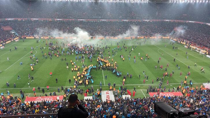 Son dakika: Trabzonspor taraftarı, maç bitmeden sahaya girdi! G5