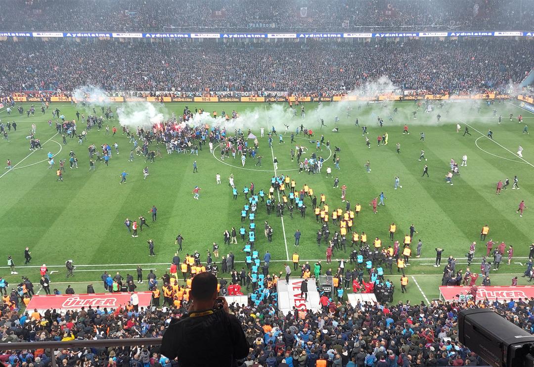Son dakika: Trabzonspor taraftarı, ma&ccedil; bitmeden sahaya girdi!