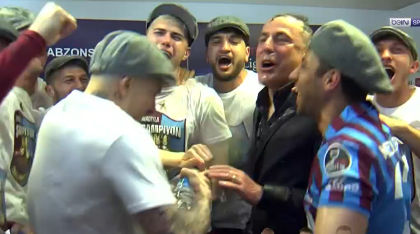 Son dakika: Abdullah Avcı'nın röportajına futbolculardan sulu baskın! "Hazırlıksız yakalandım..."