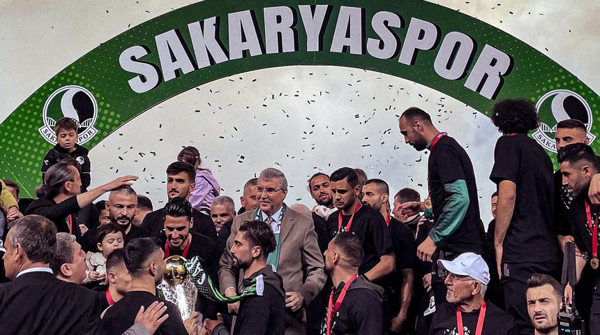 Sakaryaspor şampiyonluk kupasını aldı