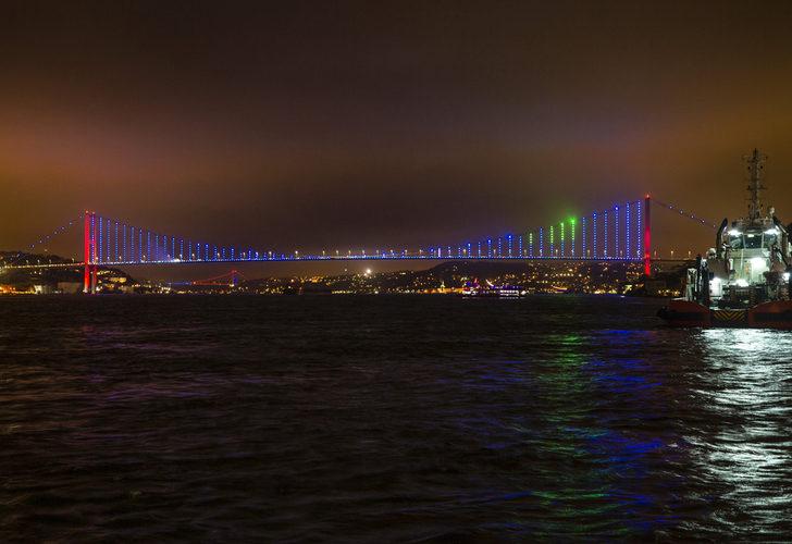 İstanbul Boğazı bordo mavi renklere büründü