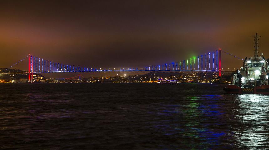 İstanbul Boğazı bordo mavi renklere büründü