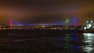 İstanbul Boğazı bordo mavi renklere büründü