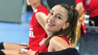Milli voleybolcu Hande Baladın mini şortuyla poz verdi! Tablo gibisin